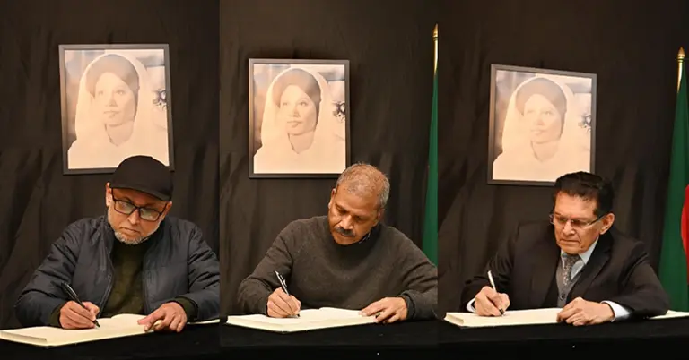 শোকবইয়ে স্বাক্ষর করছেন তিন উপদেষ্টা